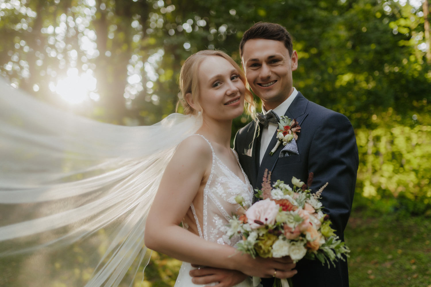 Brautpaar im Gegenlicht mit wehendem Schleier – romantische Szene in Göttingen