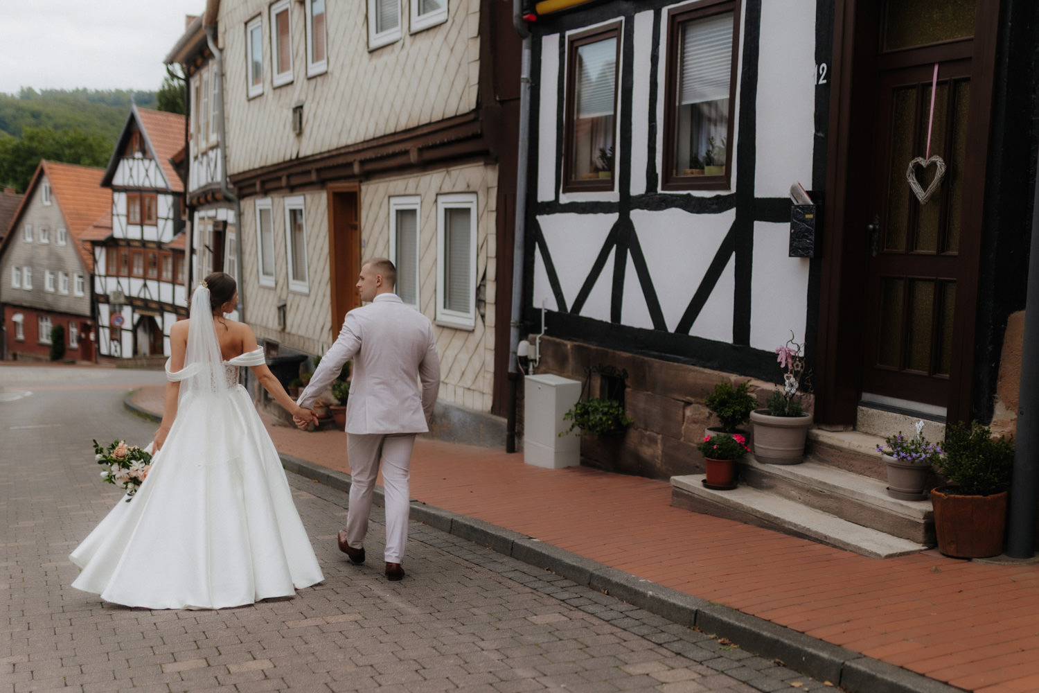 Paar läuft Hand in Hand durch Fachwerkstraße in Hardegsen