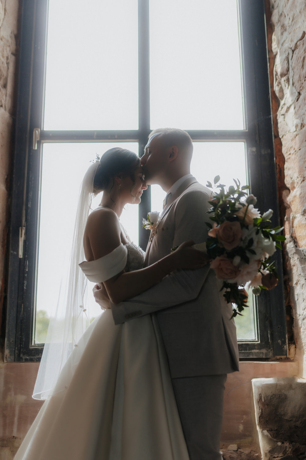 Kuss am Fenster im Muthaussaal Burg Hardegsen, romantische Szene