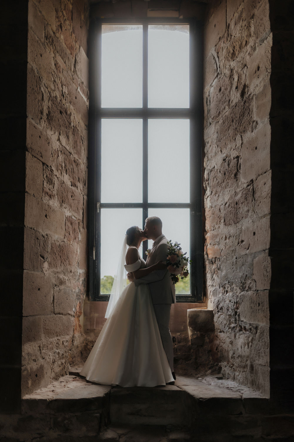 Silhouette beim Kuss im Burgfenster, Hochzeitsfotograf Göttingen