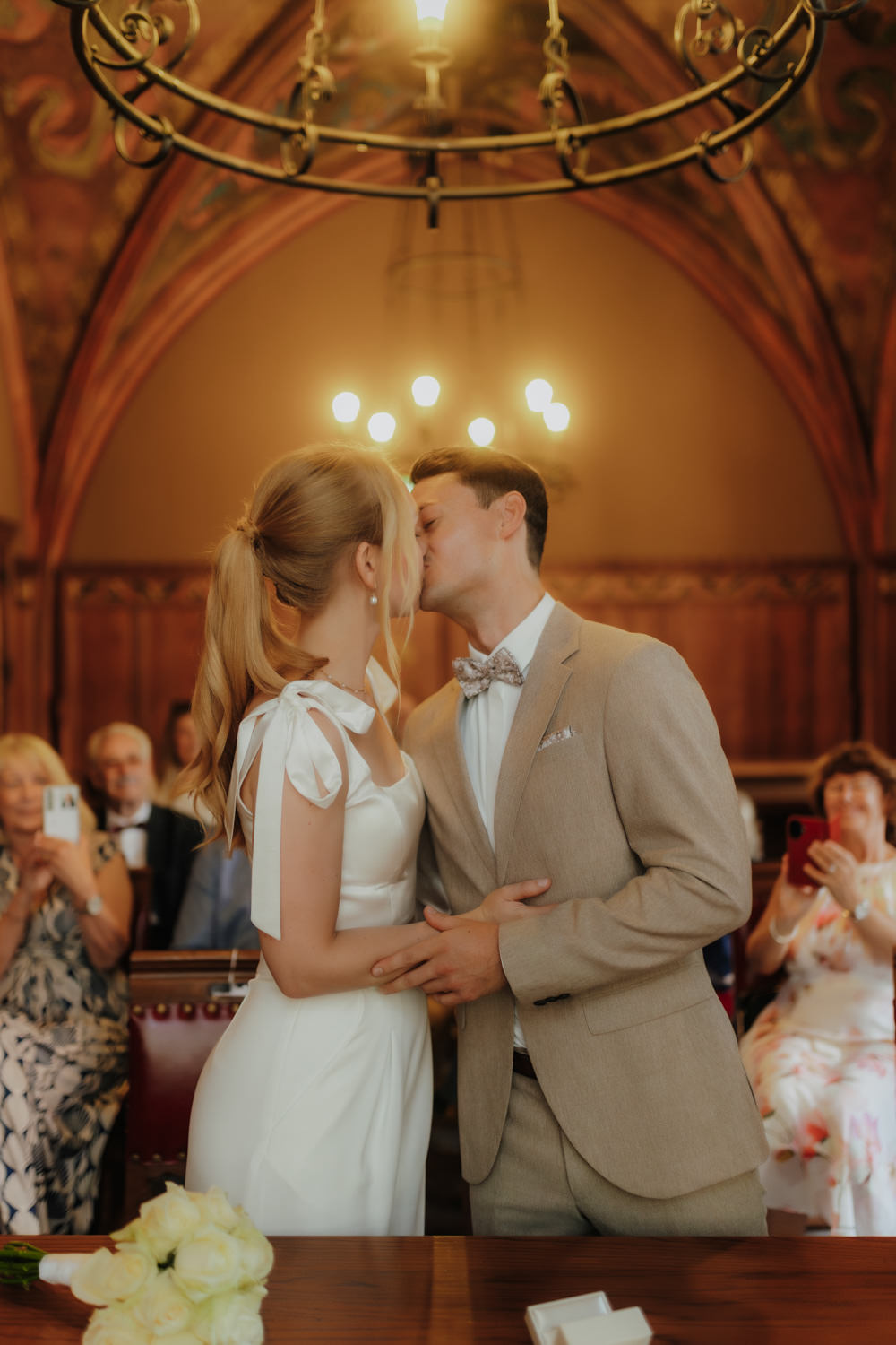 Der erste Kuss bei der standesamtlichen Trauung bei einer Hochzeitsreportage in Göttingen