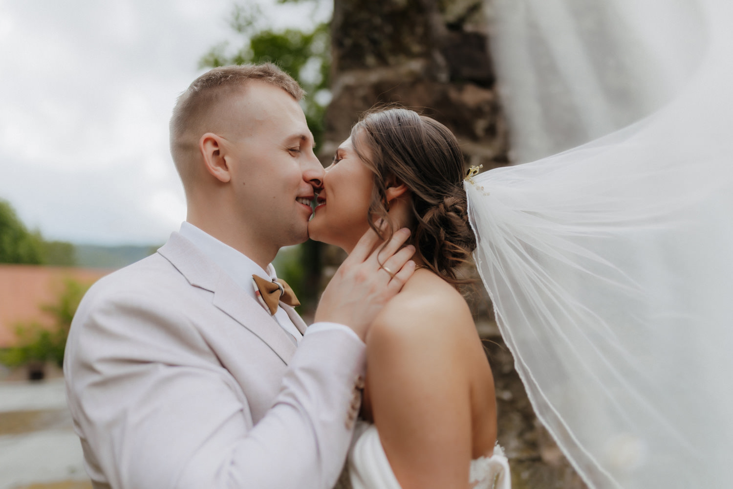 Zärtlicher Kuss mit wehendem Schleier, Heiraten Nörten-Hardenberg