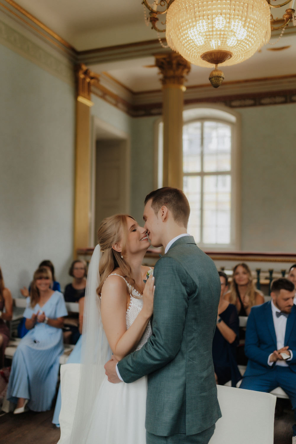 Brautpaar-kuesst-sich-bei-Trauung-im-Standesamt_1 Brautpaar lächelt sich bei der standesamtlichen Trauung in Kassel verliebt an