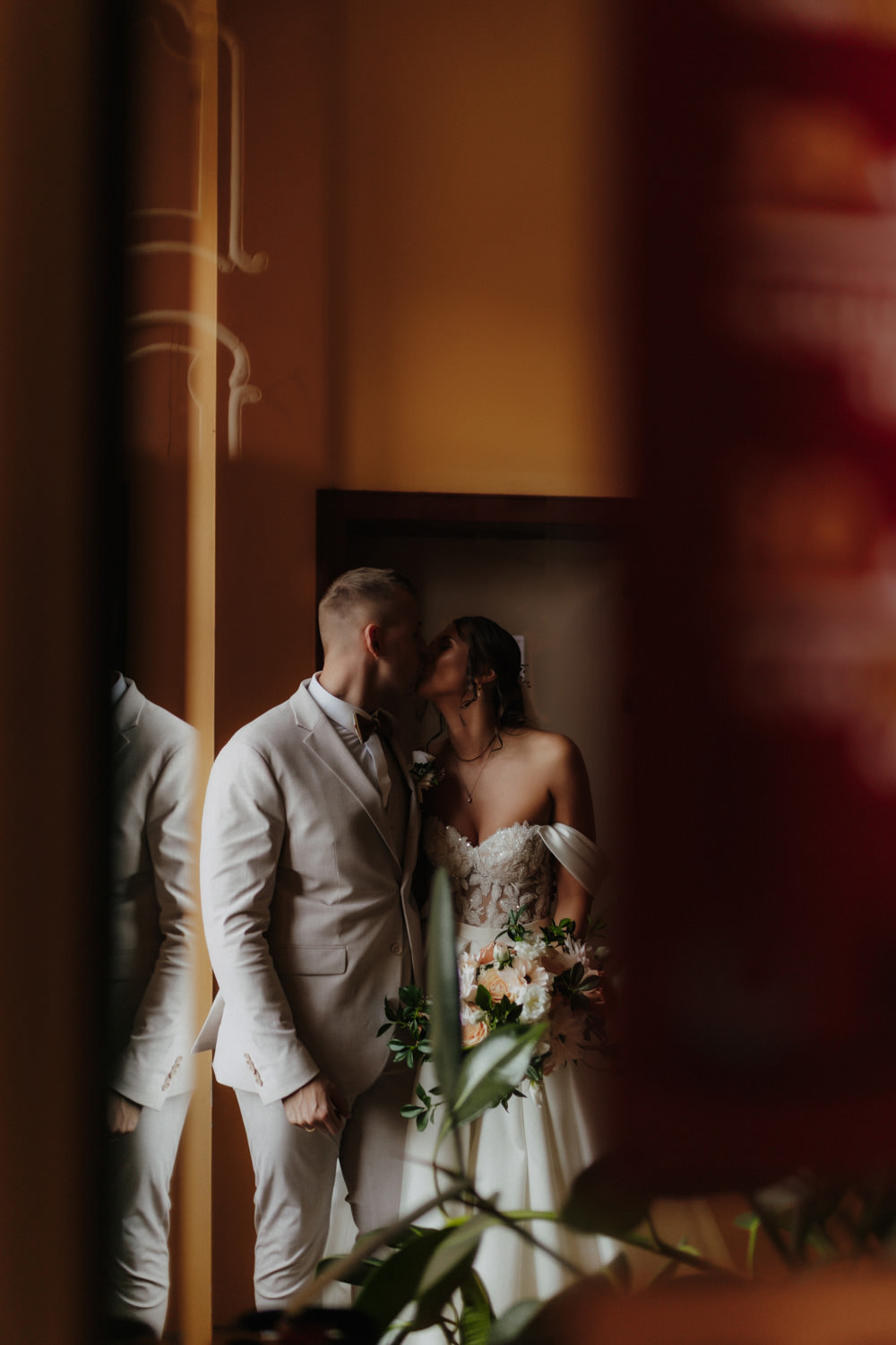 Kuss im Spiegelbild, Paarmoment mit Hochzeitsfotograf Göttingen