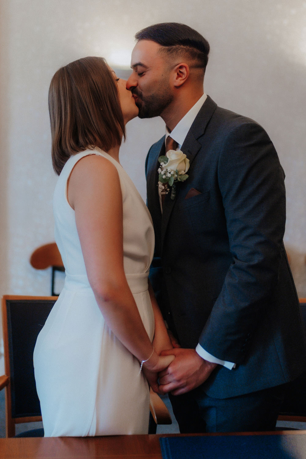 Der erste Kuss nach der Trauung – Hochzeitsreportage Kassel