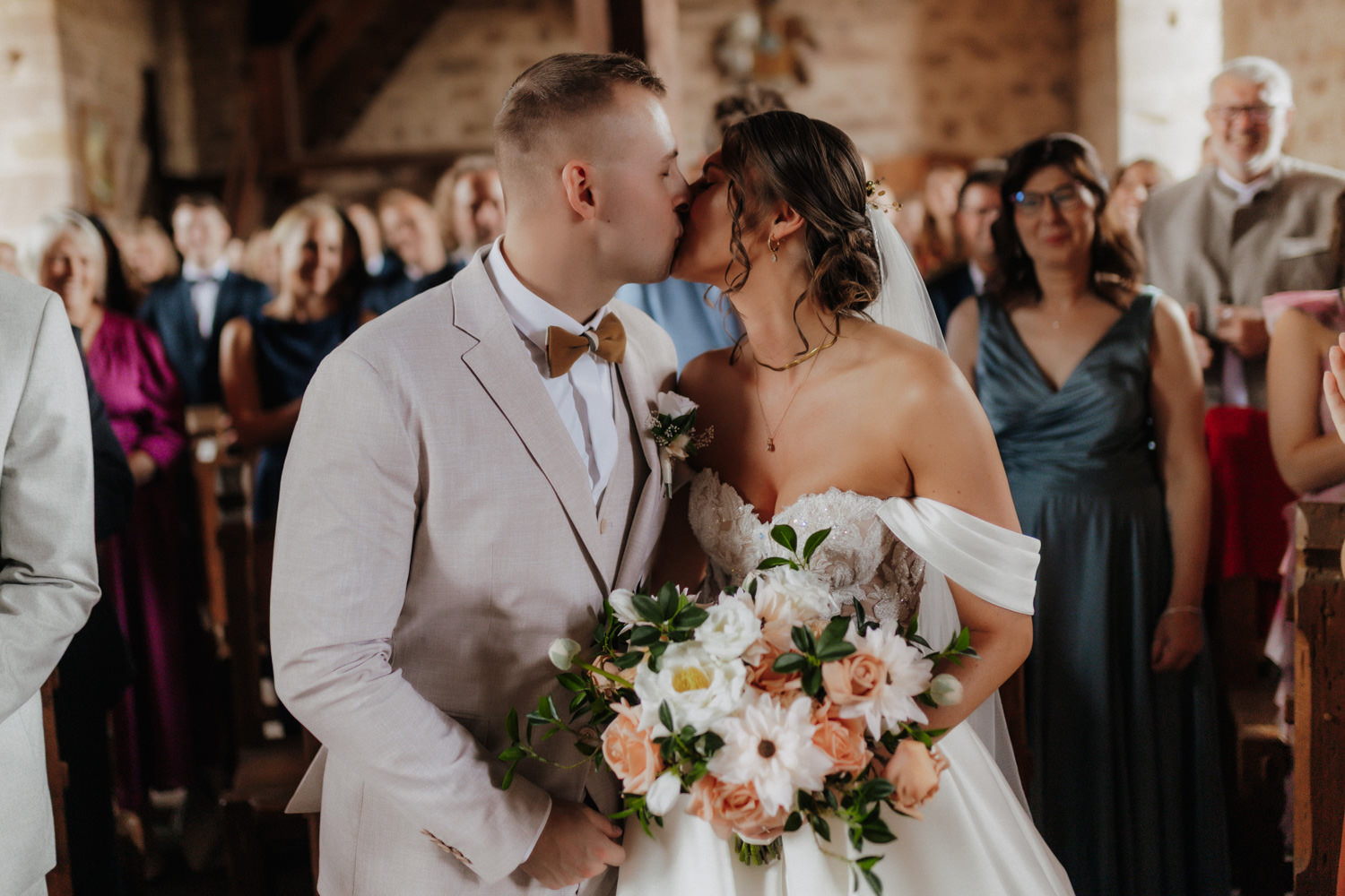 Kuss bei der Trauung im Muthaussaal Burg Hardegsen
