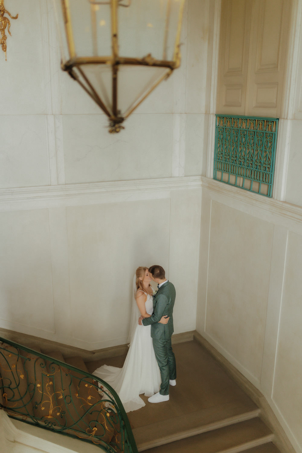 Brautpaar-kuesst-sich-im-Treppenhaus Romantischer Kuss auf der Treppe im Schloss Wilhelmsthal bei Kassel