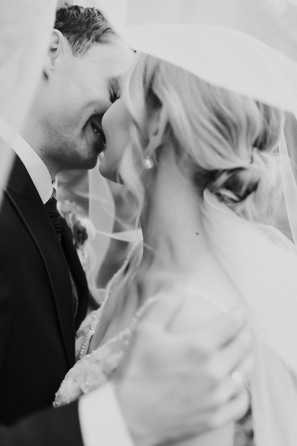 Intimer Schleierkuss bei emotionaler Hochzeit in der Natur bei Göttingen