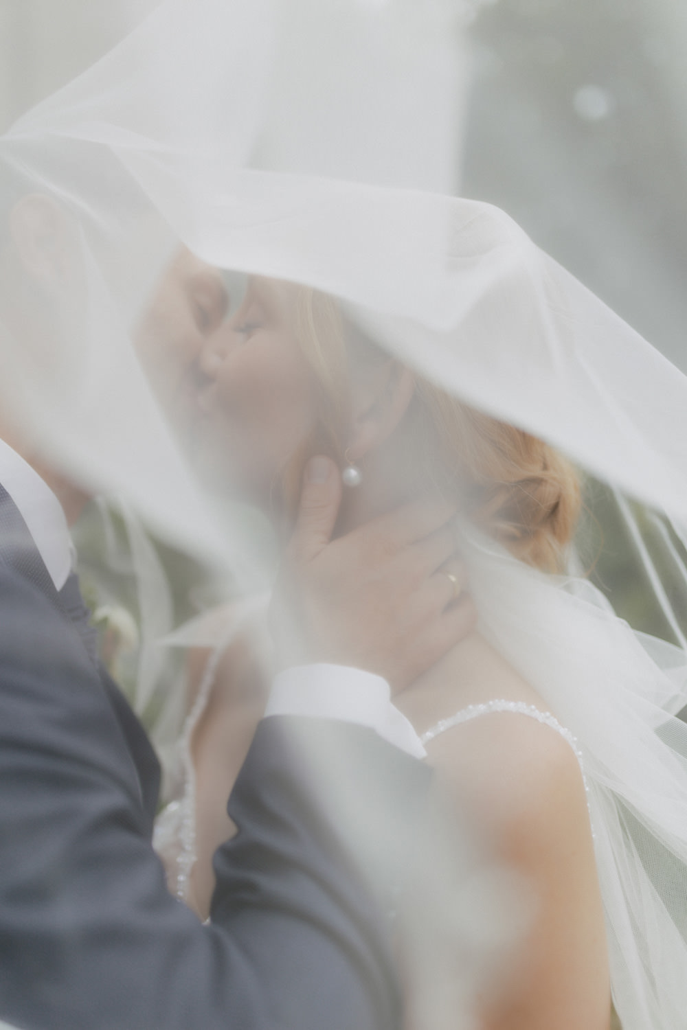 Brautpaar küsst sich unter Schleier – zarter Moment bei Hochzeit in Göttingen