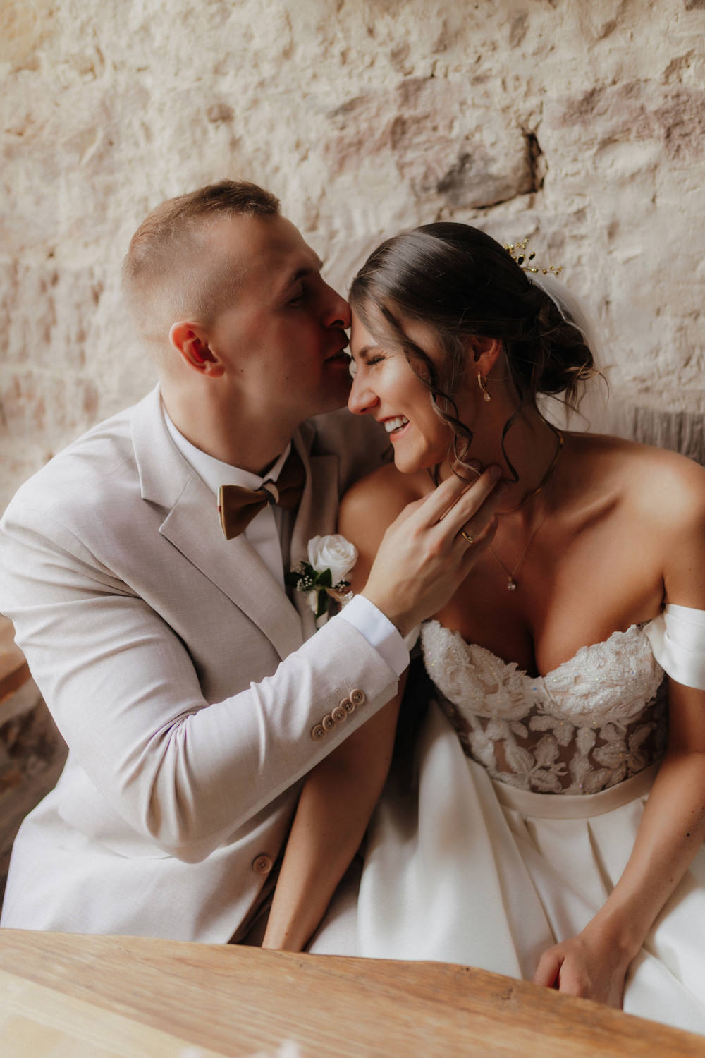 Intimer Moment an Steintisch, Brautpaar lacht, Hochzeitsfotograf Göttingen