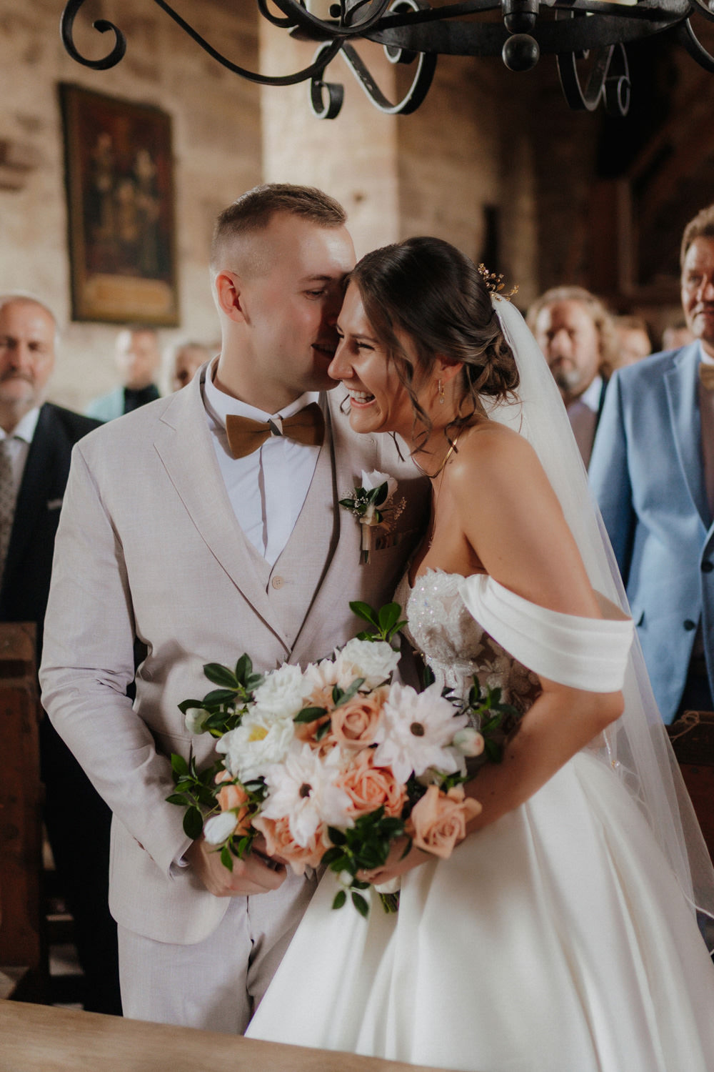 Brautpaar bei Trauung in Muthaussaal Burg Hardegsen, emotionales Lächeln