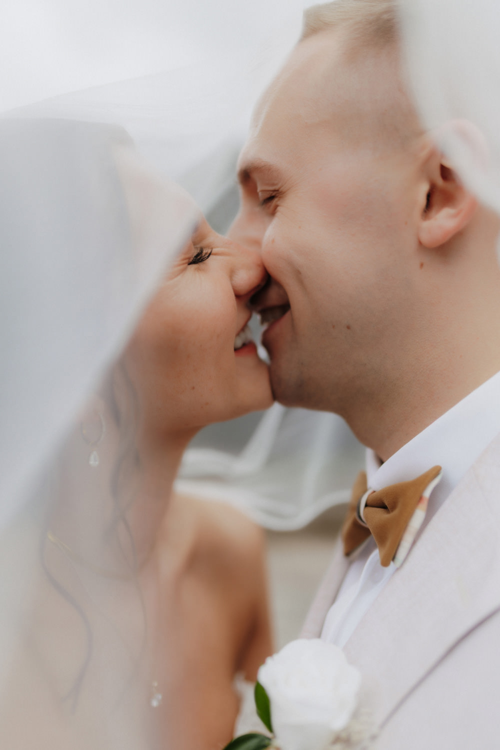 Enger Schleiermoment beim Kuss, Heiraten in Nörten-Hardenberg