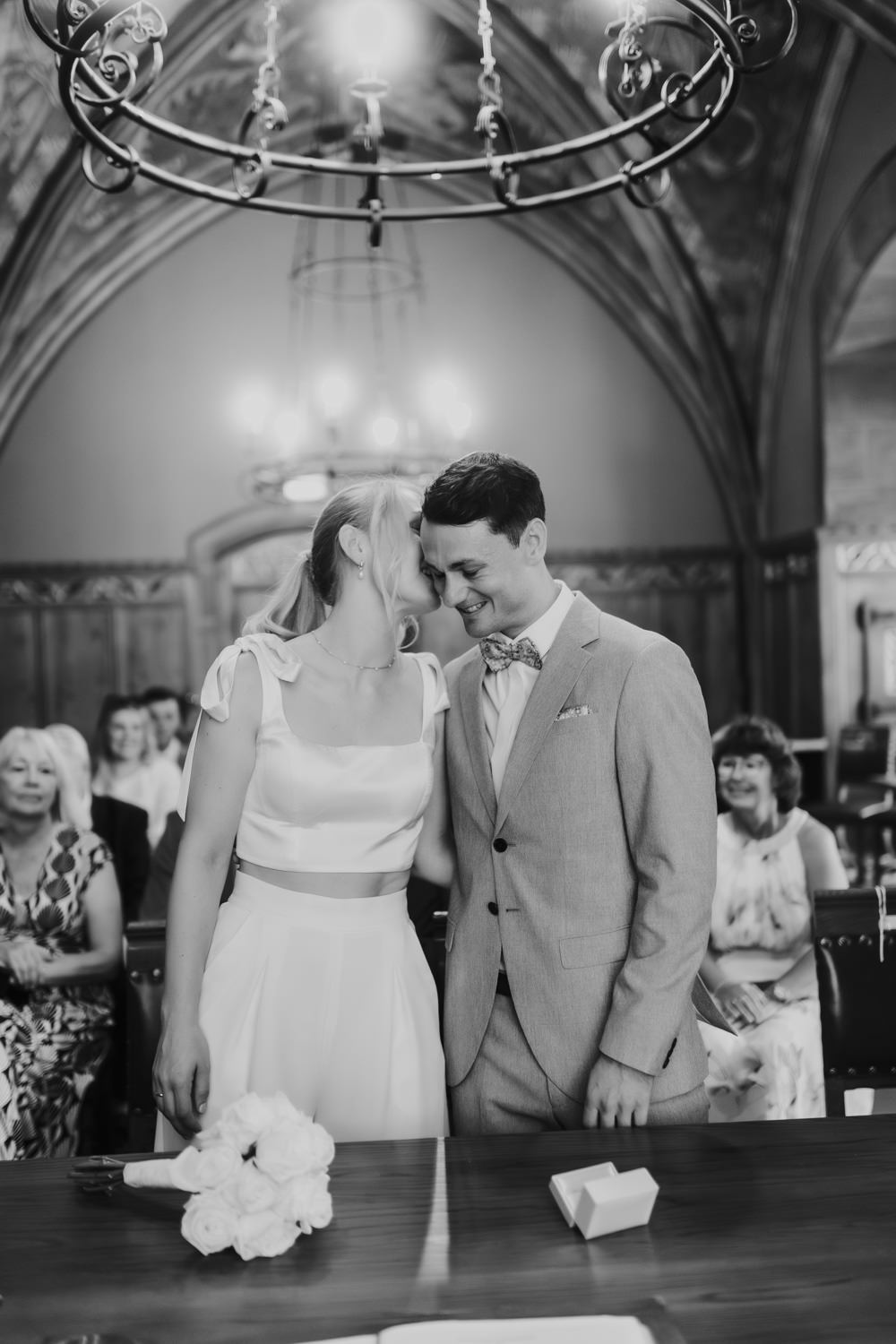 Inniger Moment beim Ja-Wort im Standesamt