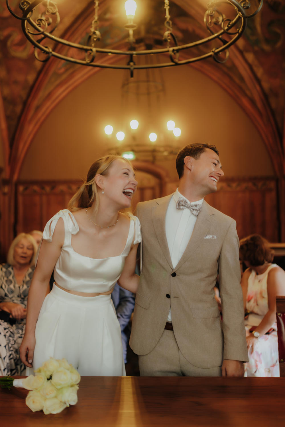 Lachender Blick nach der Trauung – Hochzeitsfotografie im Standesamt Göttingen