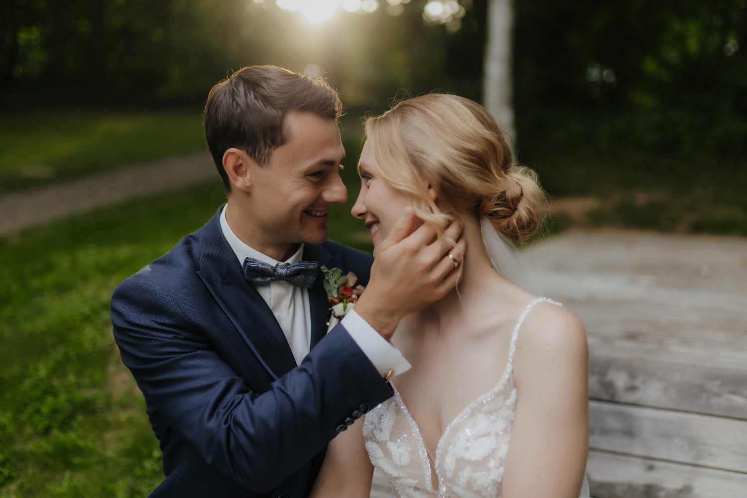 Zärtlicher Moment beim Brautpaarshooting im Park bei Göttingen