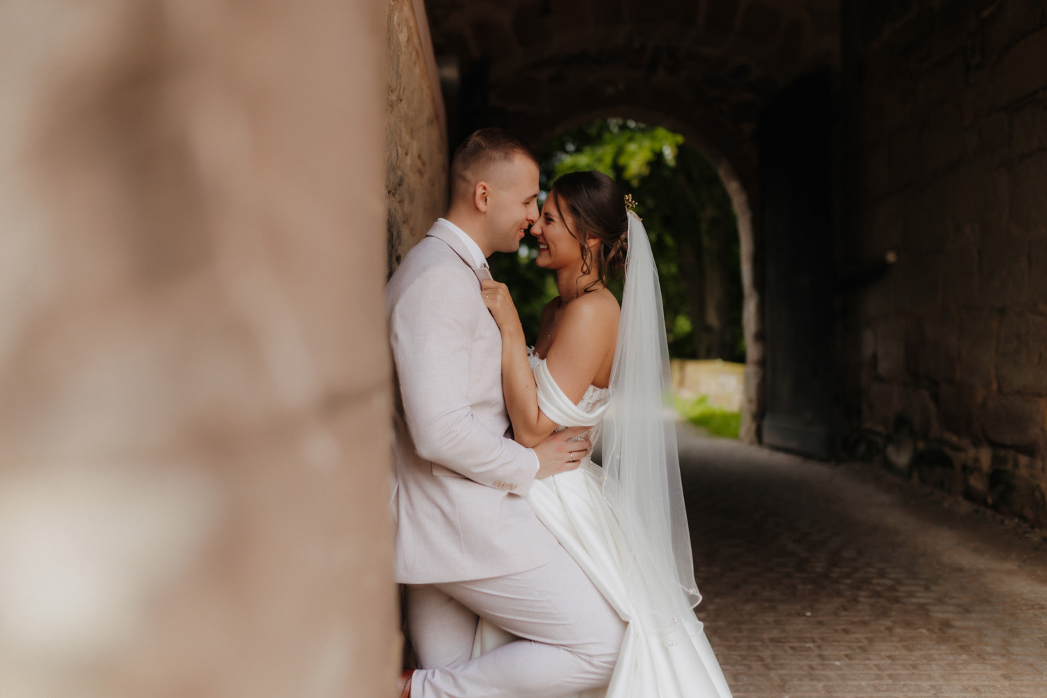 Verliebtes Brautpaar im Burgtor, Muthaussaal Burg Hardegsen