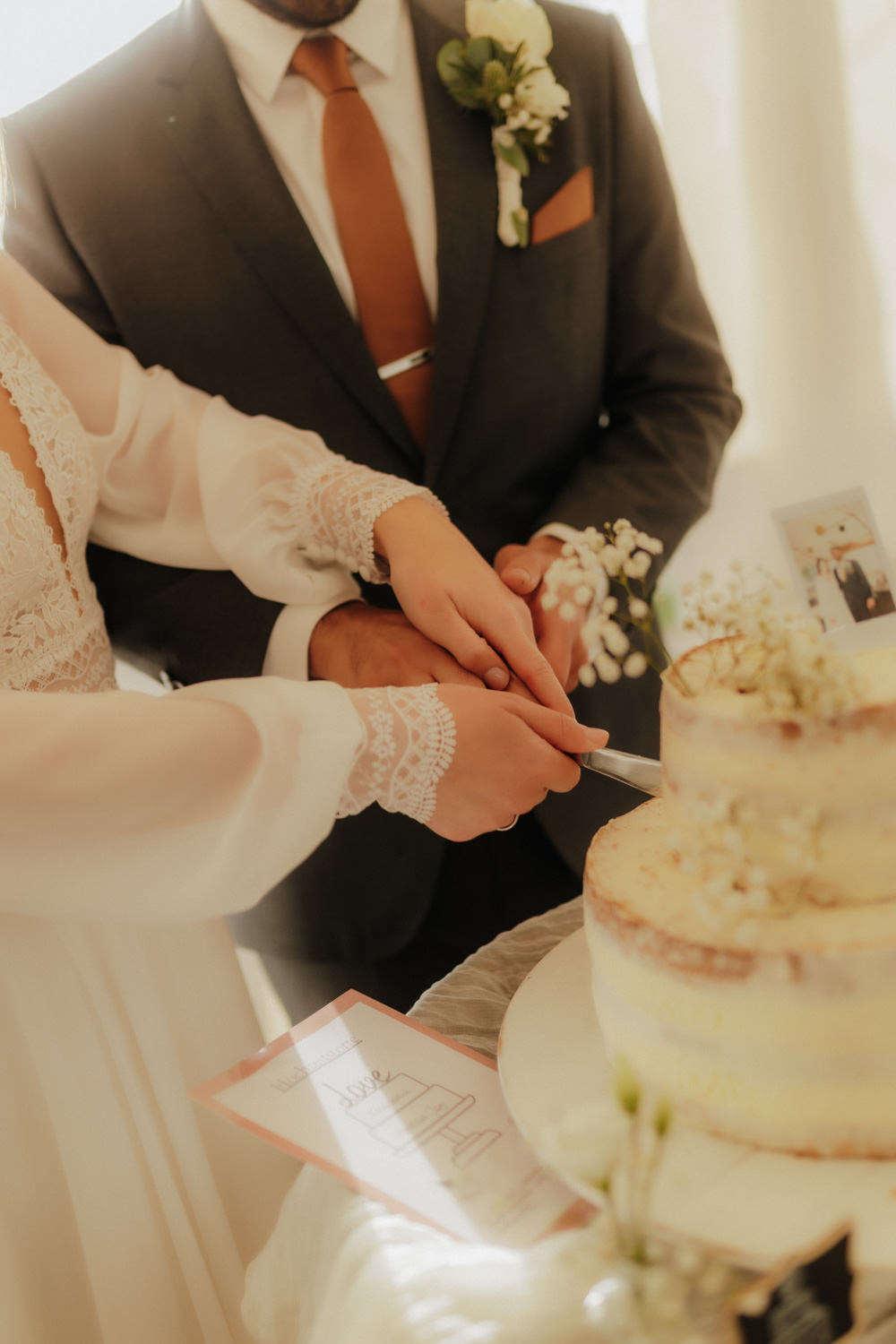 Hochzeitstorte anschneiden – Feier im Fährmann Kassel