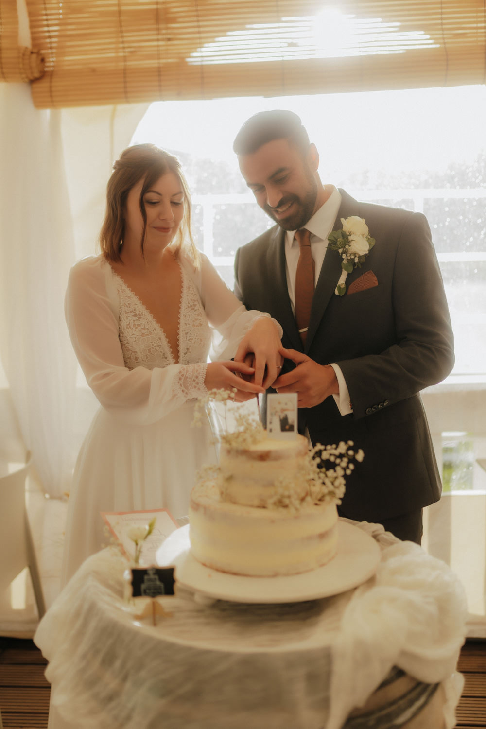 Brautpaar schneidet Torte an – Regenhochzeit in Kassel