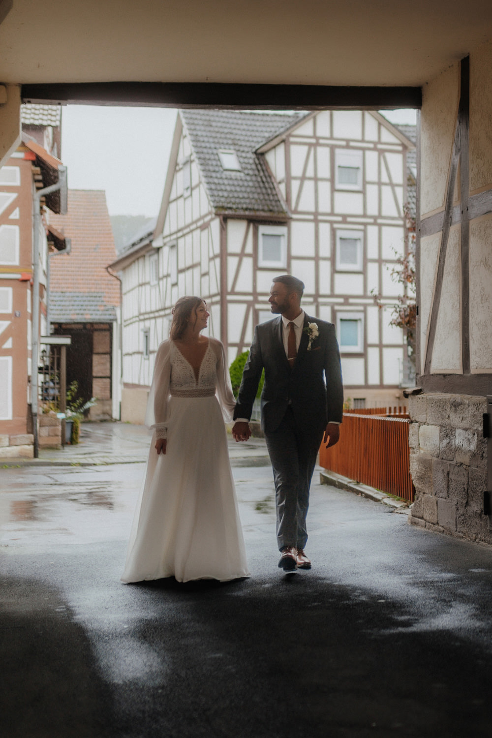 Brautpaar in Altstadt bei Regen – Hochzeitsfotograf Kassel