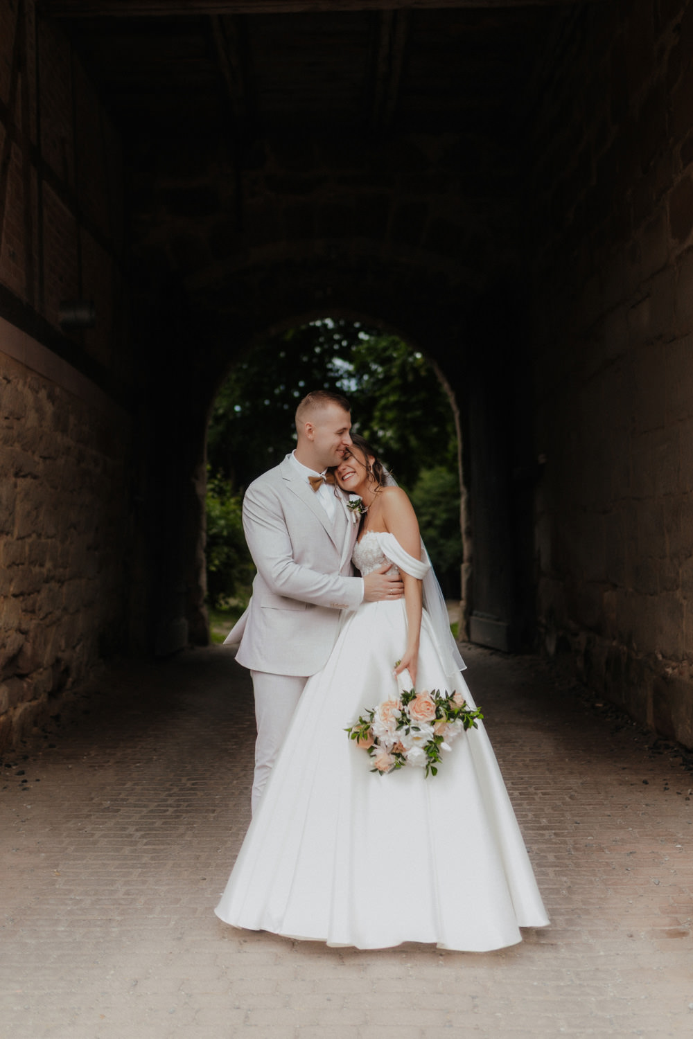 Bräutigam hält Braut im Arm, Hochzeitsfotograf Göttingen Moment