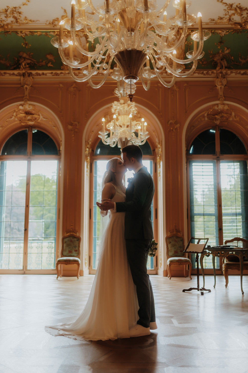 Brautpaar-tanzt-im-Ballsaal Brautpaar tanzt unter Kronleuchtern im Festsaal von Schloss Wilhelmsthal