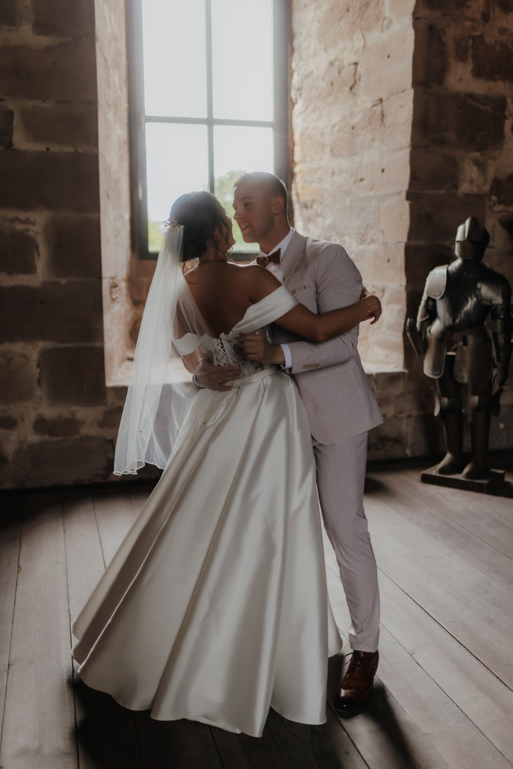 Hochzeitstanz vor Fenster, Burg Hardegsen, romantisch & historisch