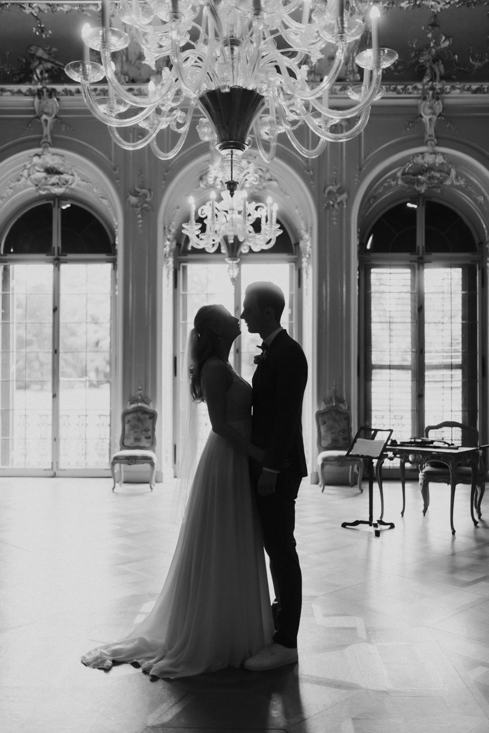 Brautpaar-tanzt-im-Schloss Silhouettenaufnahme vom Hochzeitstanz im Schloss Wilhelmsthal bei Kassel