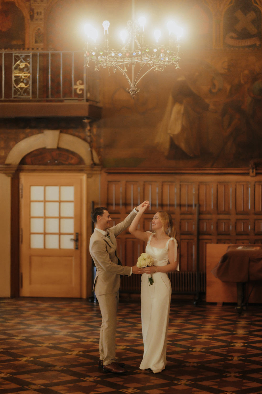 Tanz des Brautpaares im historischen alten Rathaus in Göttingen