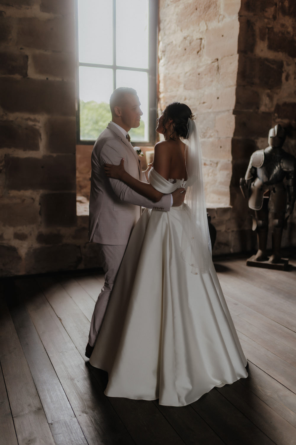 Inniger Tanzmoment mit Ritterrüstung, Heiraten in Nörten-Hardenberg