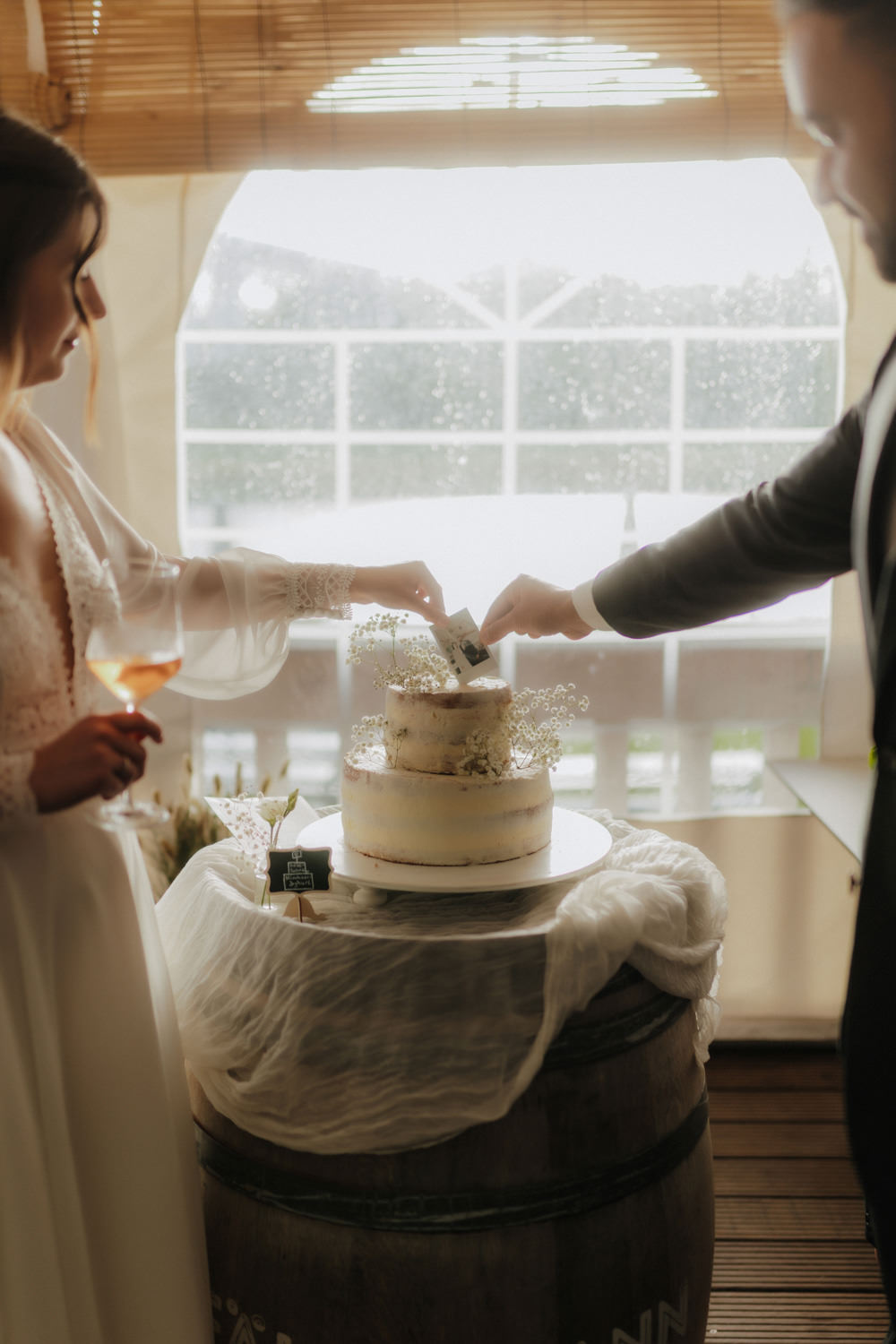Hochzeitstorte mit Polaroid im Fährmann Kassel – Hochzeitsfotograf
