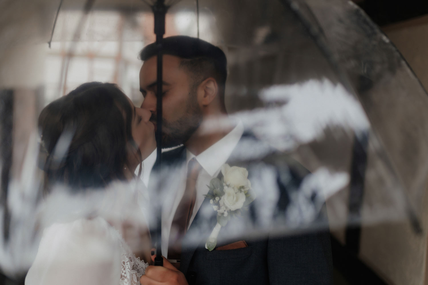 Kussmoment unter Schirm – Hochzeitsfotograf Kassel bei Regen