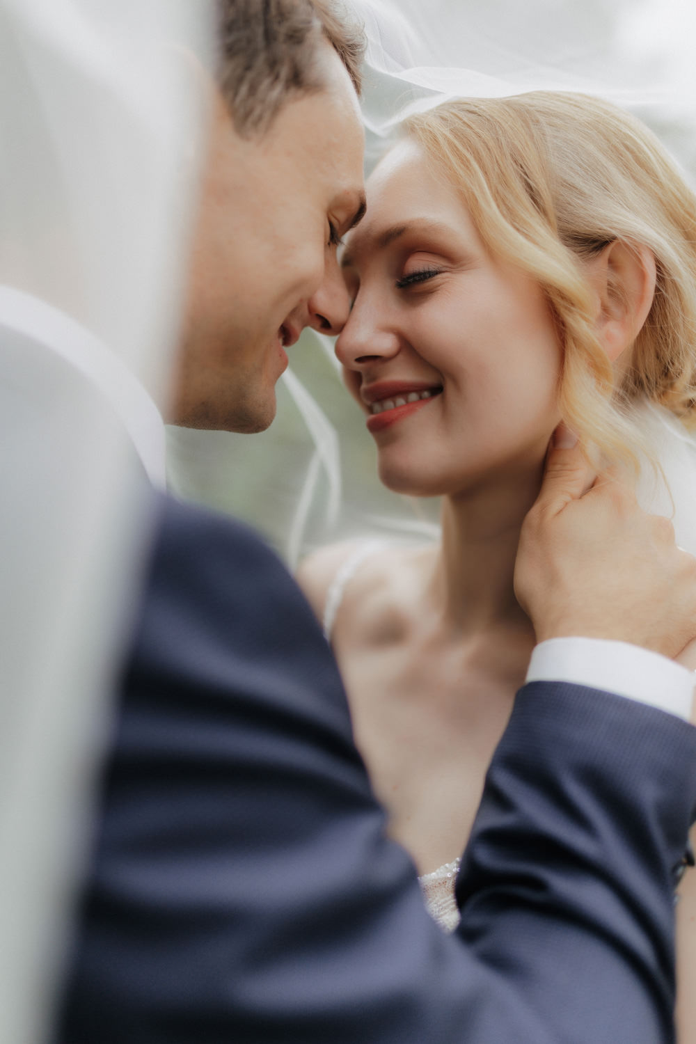 Inniger Schleiermoment beim Hochzeitsshooting nahe Göttingen