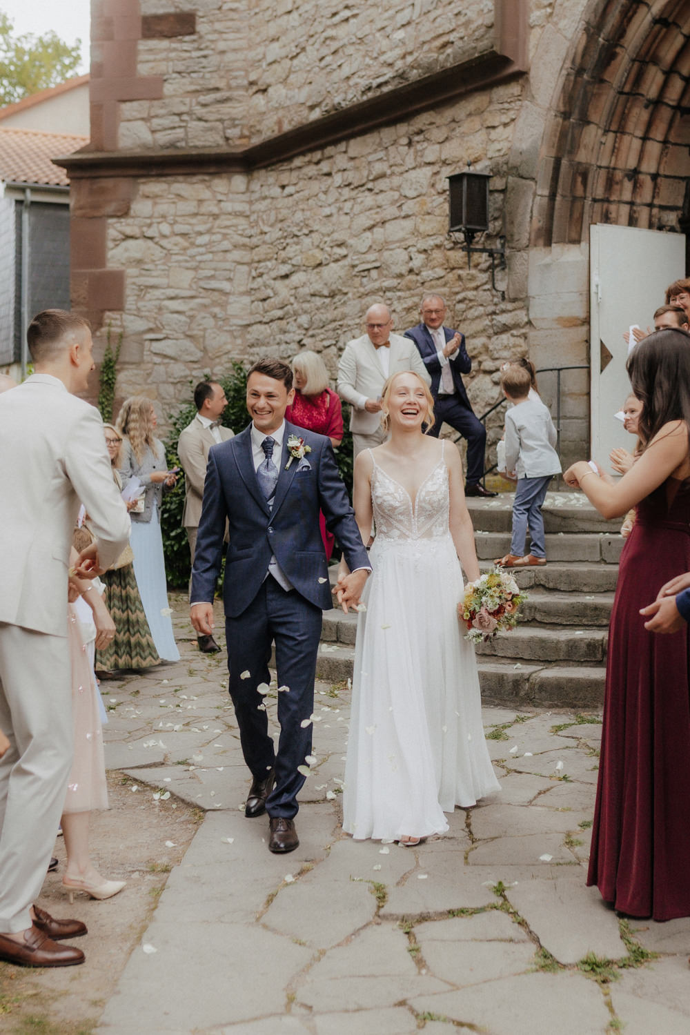 Auszug aus der Kirche – Brautpaar verlässt strahlend die Trauung in Göttingen