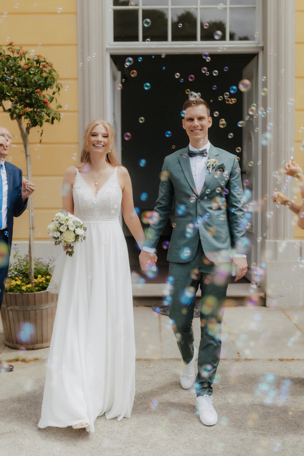 Brautpaar verlässt das Standesamt Schloss Wilhelmsthal durch Seifenblasen