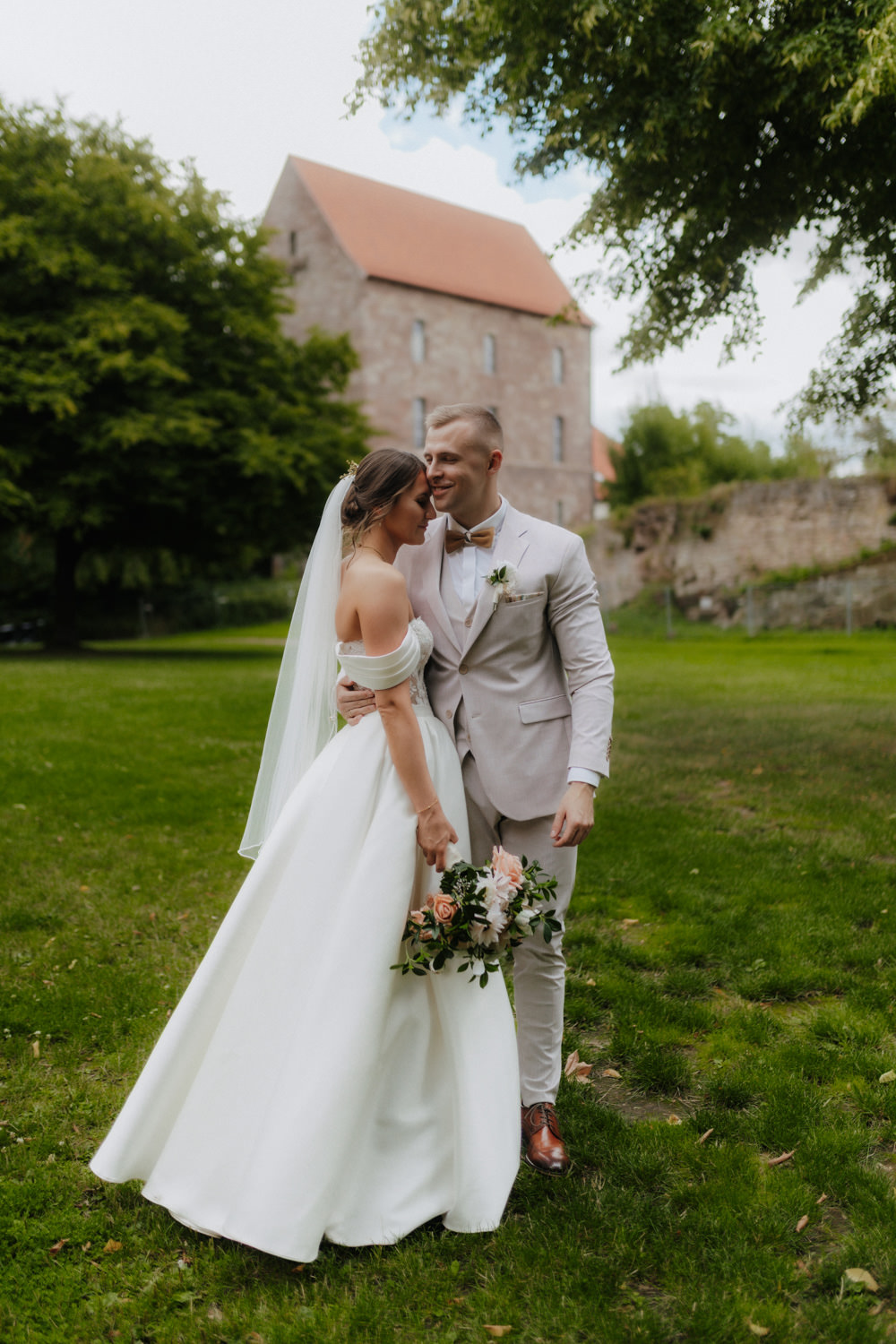 Brautpaar tanzt im Saal der Burg Hardegsen, gefühlvoller Augenblick