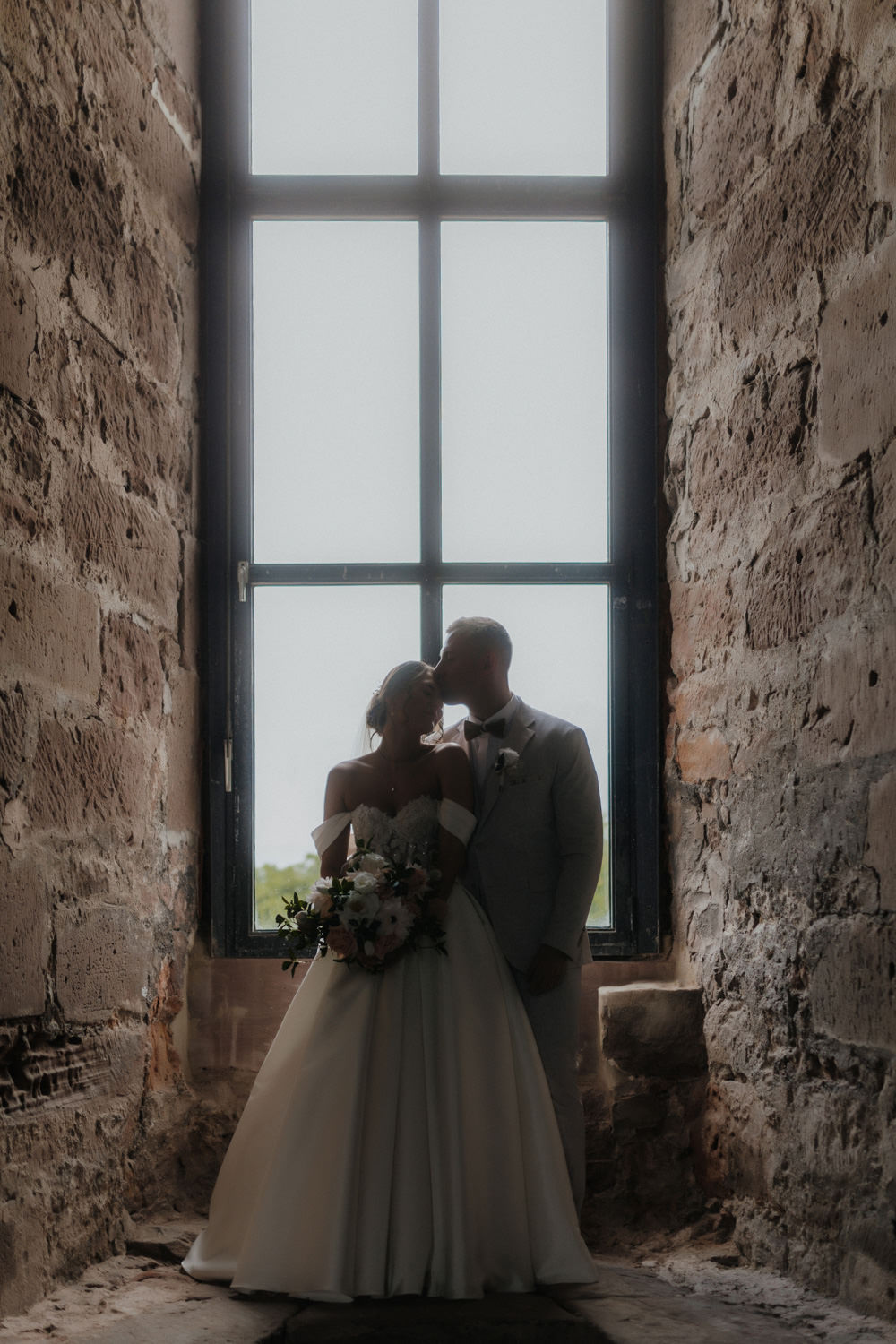 Kuss am Fenster mit Burgmauer, Muthaussaal Burg Hardegsen Hochzeit