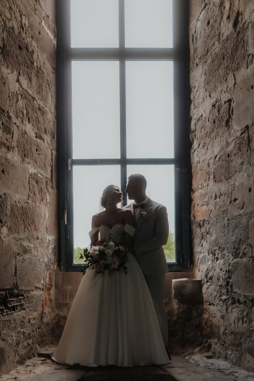 Inniger Blick am Fenster, Hochzeitsfotograf Göttingen Szene