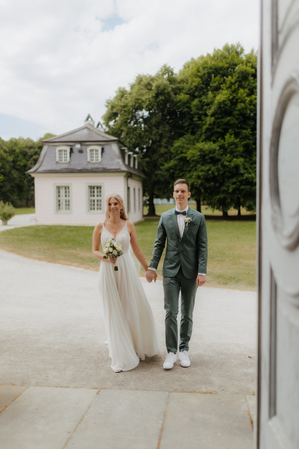 Brautpaar-vor-Standesamt Frisch verheiratetes Paar vor Pavillon im Schlosspark Wilhelmsthal