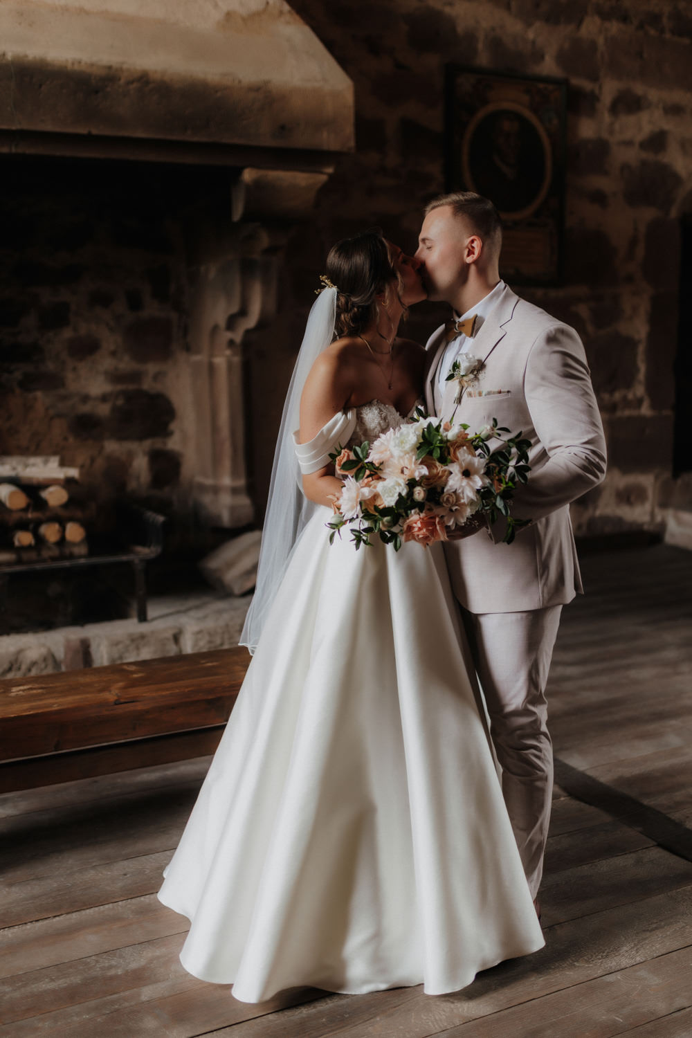 Kuss vor dem Kamin, Hochzeit im Muthaussaal Burg Hardegsen