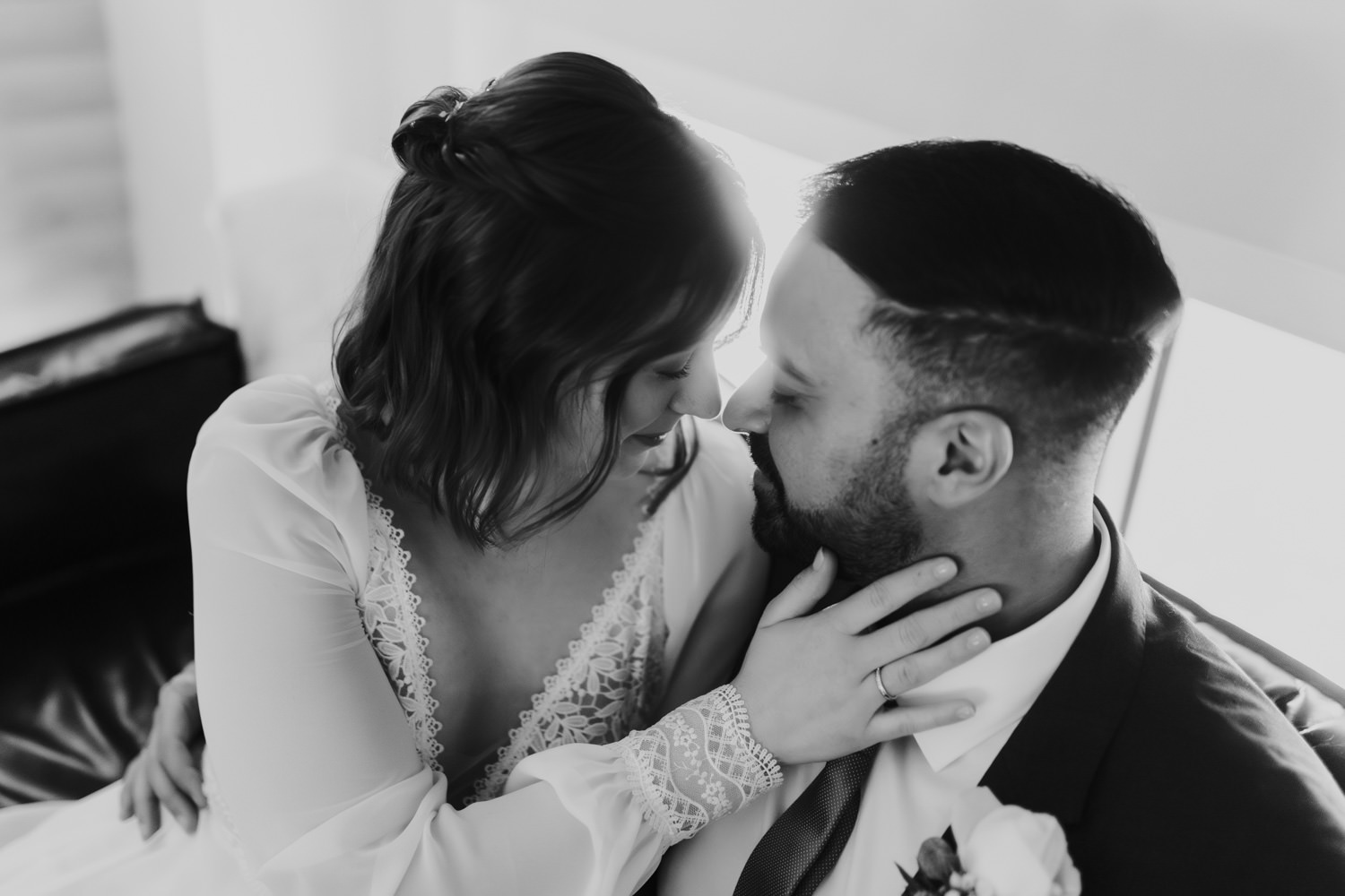 Zärtlicher Moment auf Sofa – intime Hochzeitsreportage in Kassel