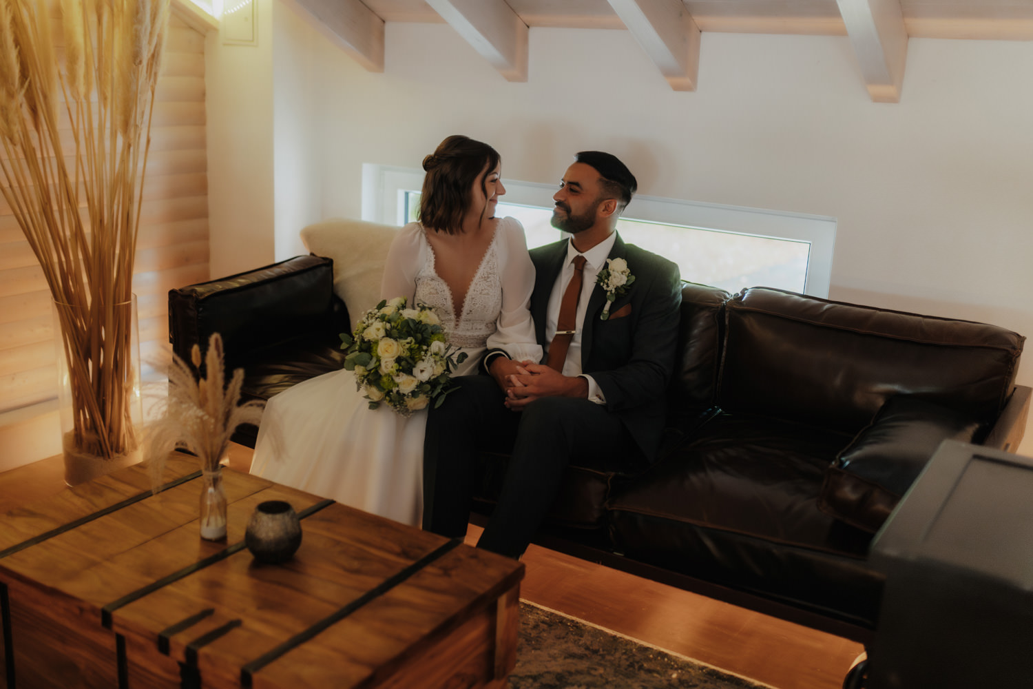 Brautpaar entspannt im Fährmann Kassel – Hochzeitsfotograf Kassel