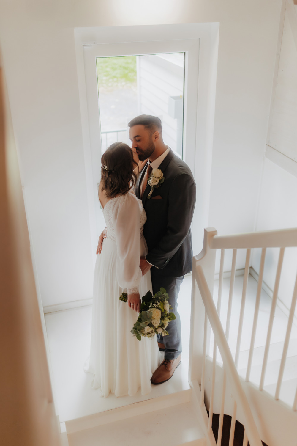 Intimer Moment im Treppenhaus – Hochzeitsreportage Kassel