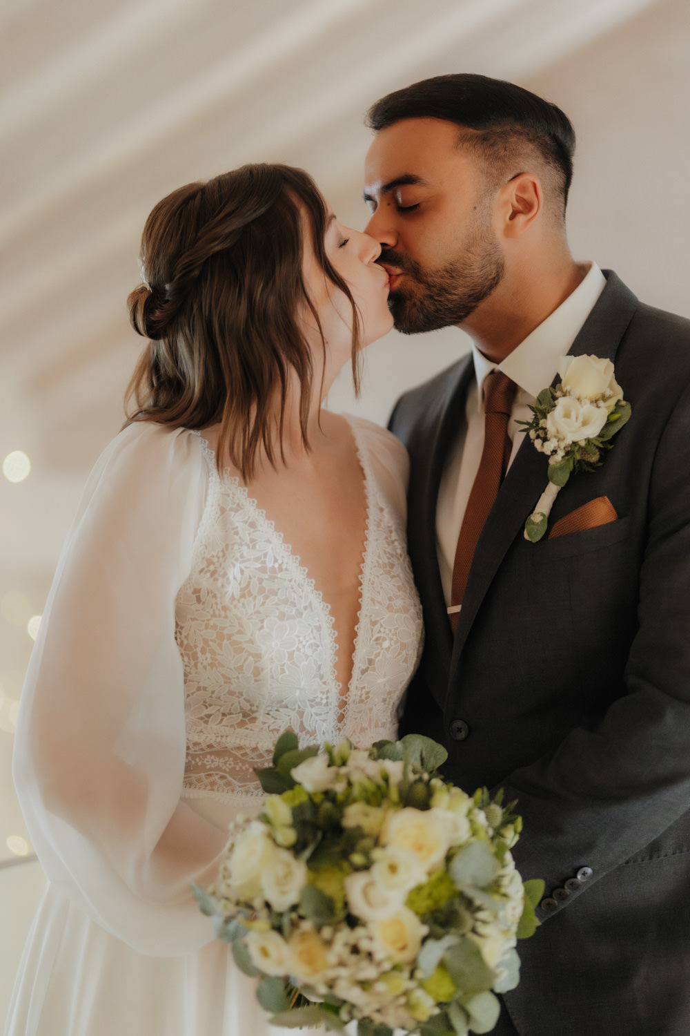 Inniger Kuss mit Blumenstrauß – Hochzeitsfotograf Kassel