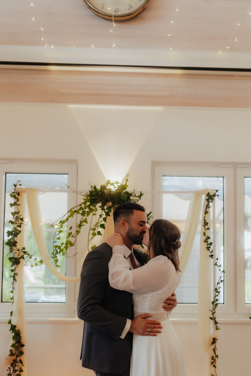 Trauung im Fährmann Kassel – romantischer Kussmoment