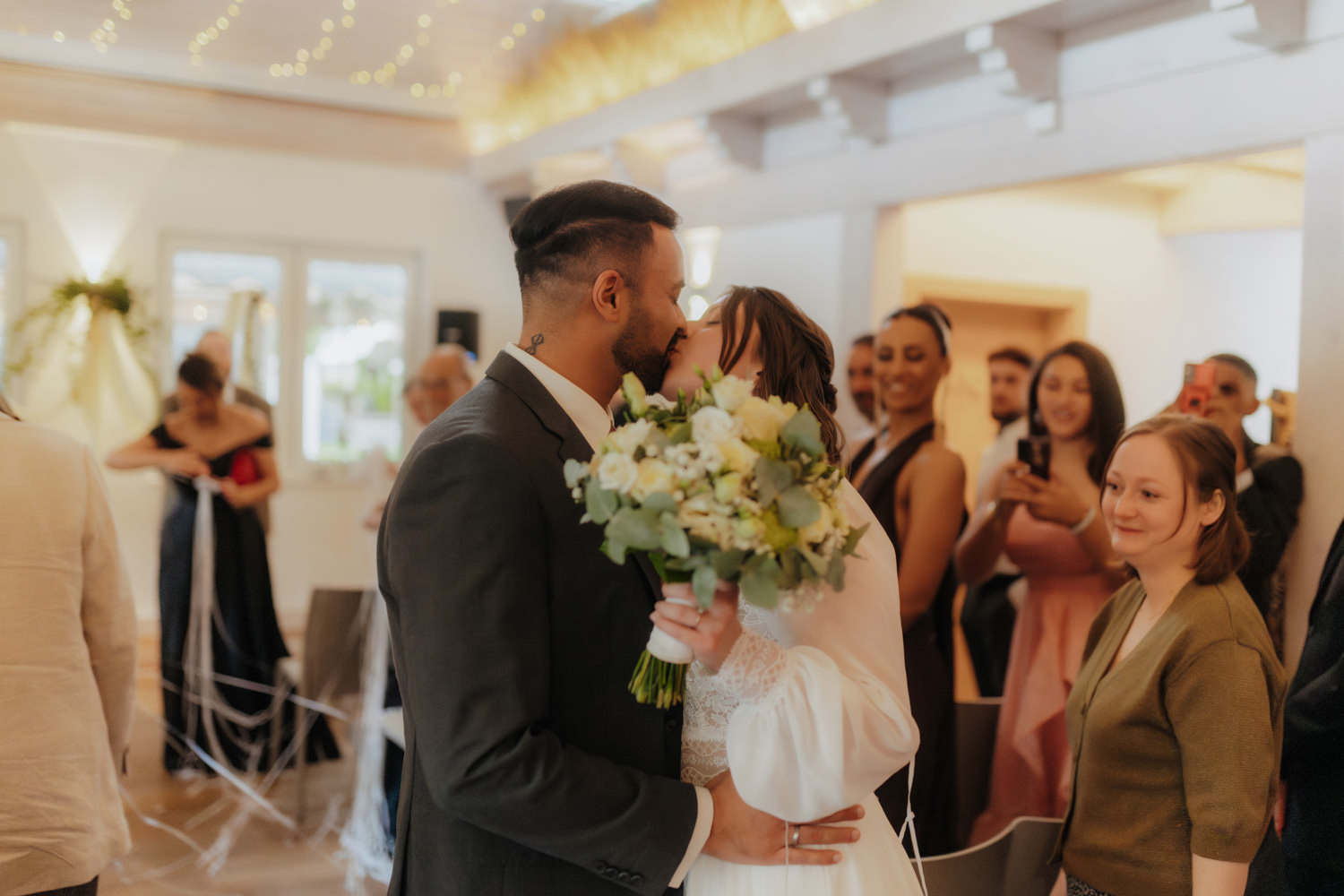 Kuss des Brautpaares nach der Trauung – Hochzeitsfotograf Kassel