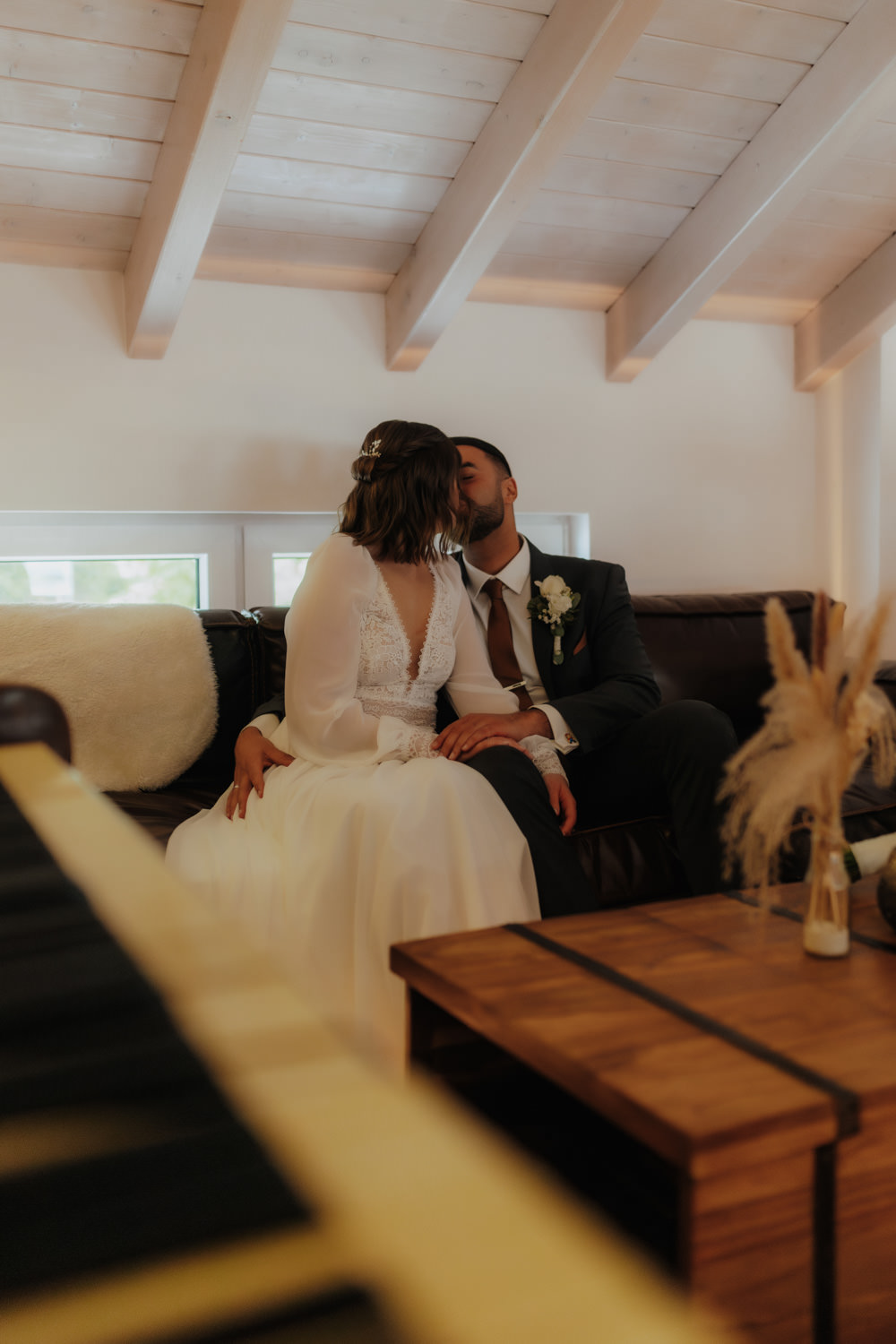Brautpaar küsst sich auf Couch – intime Hochzeitsreportage Kassel