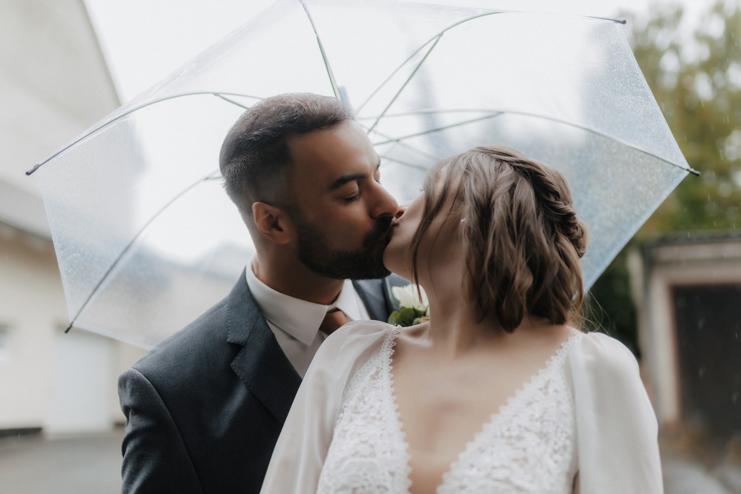 Kuss unter Regenschirm – romantische Regenhochzeit in Kassel