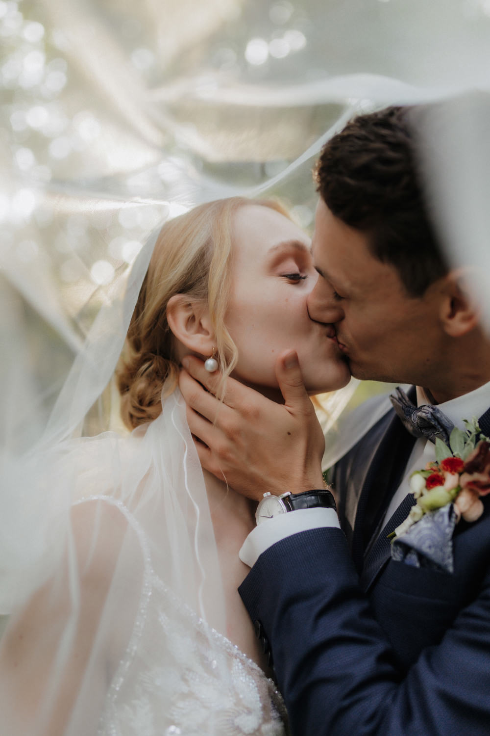 Kuss unter dem Schleier – romantischer Hochzeitsmoment in Göttingen