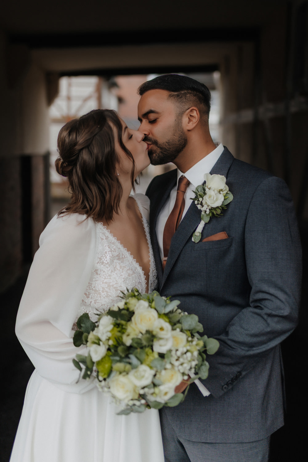 Zärtlicher Kussmoment in Kassel – Hochzeitsfotograf am Fährmann