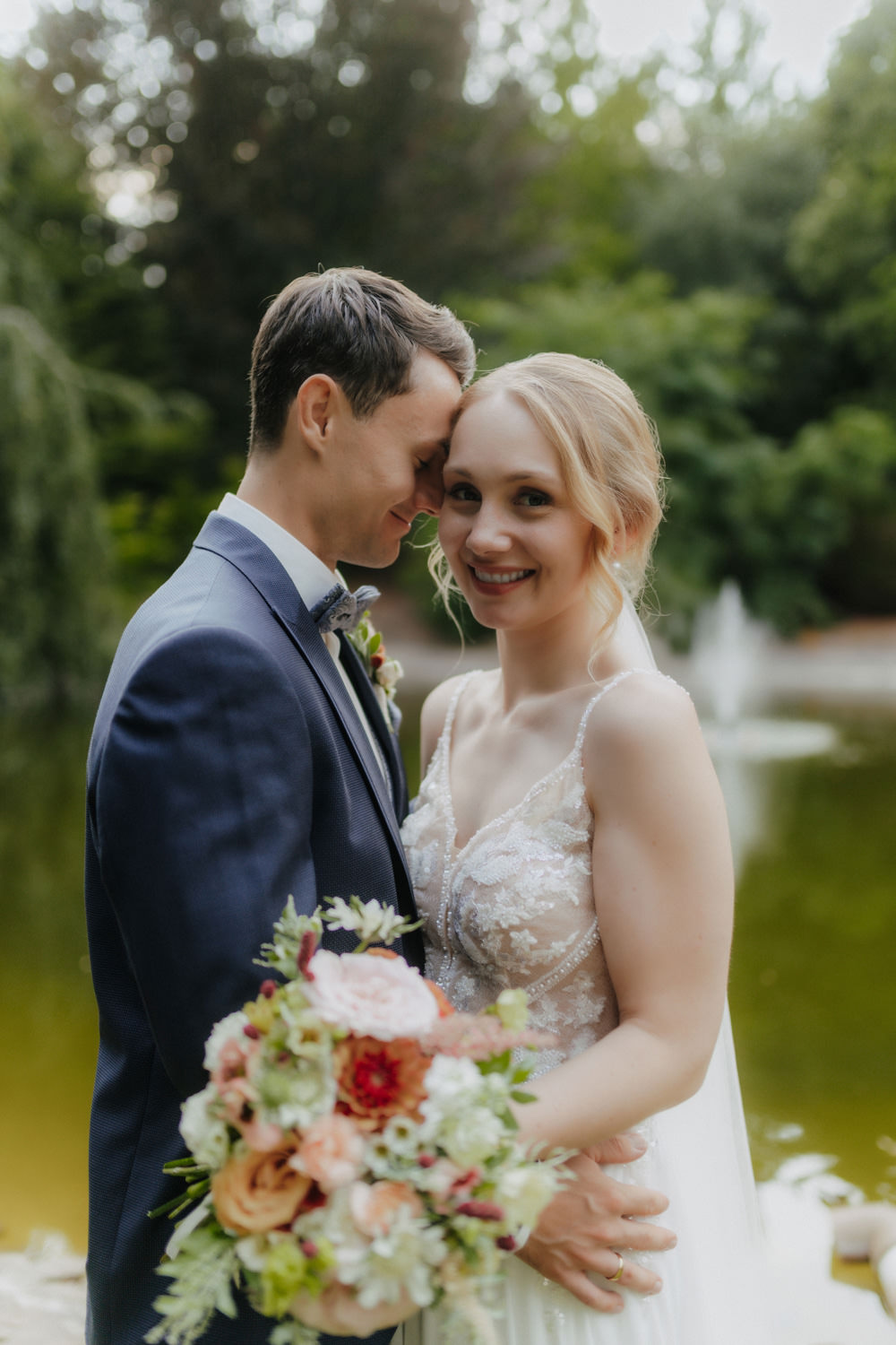 Brautpaar am See in Göttingen – inniger Blick und sommerliche Stimmung